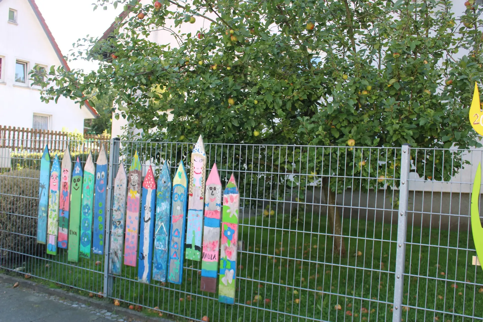 Bunt gestalteter Zaun
