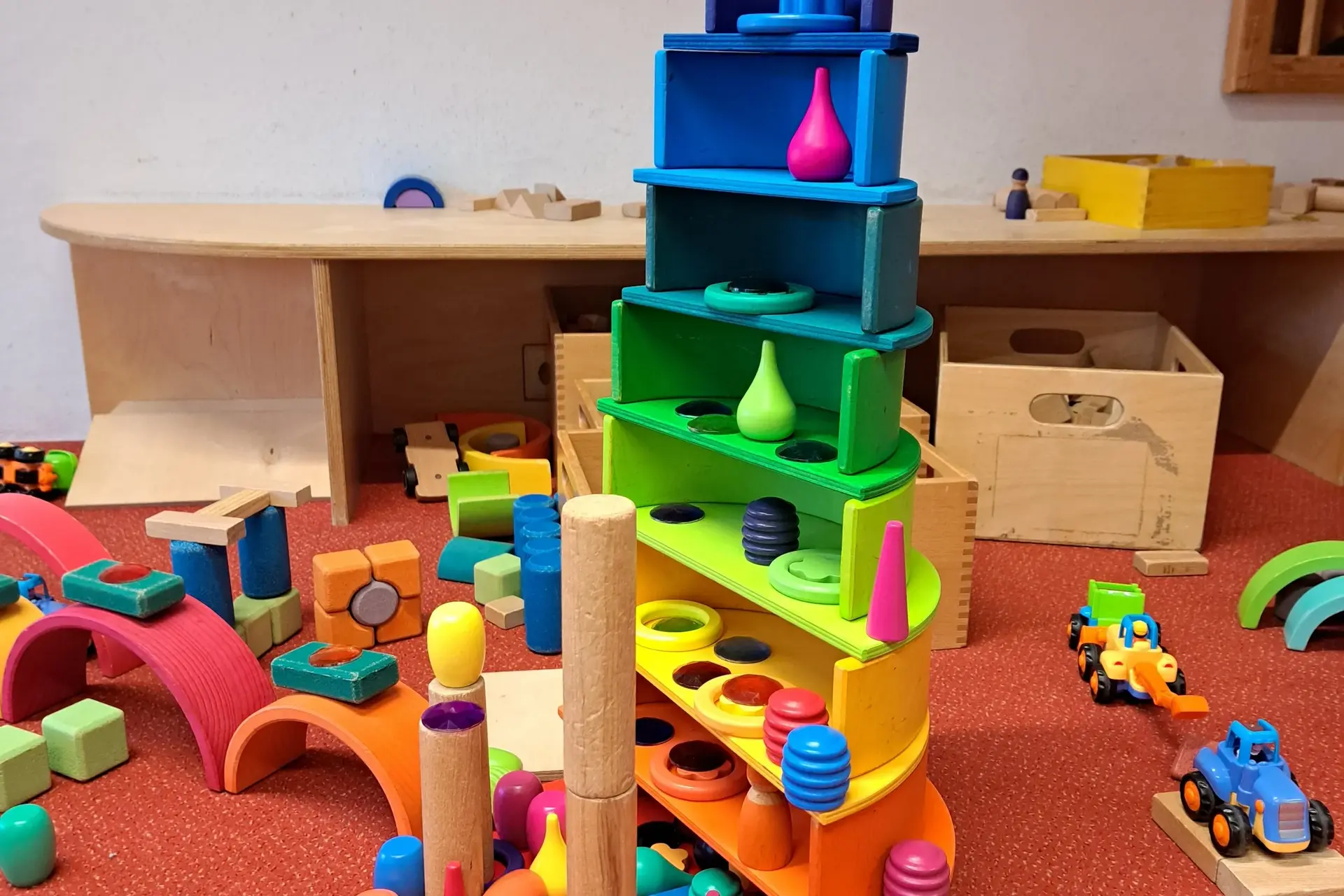 Turm aus bunten Holzbauteilen