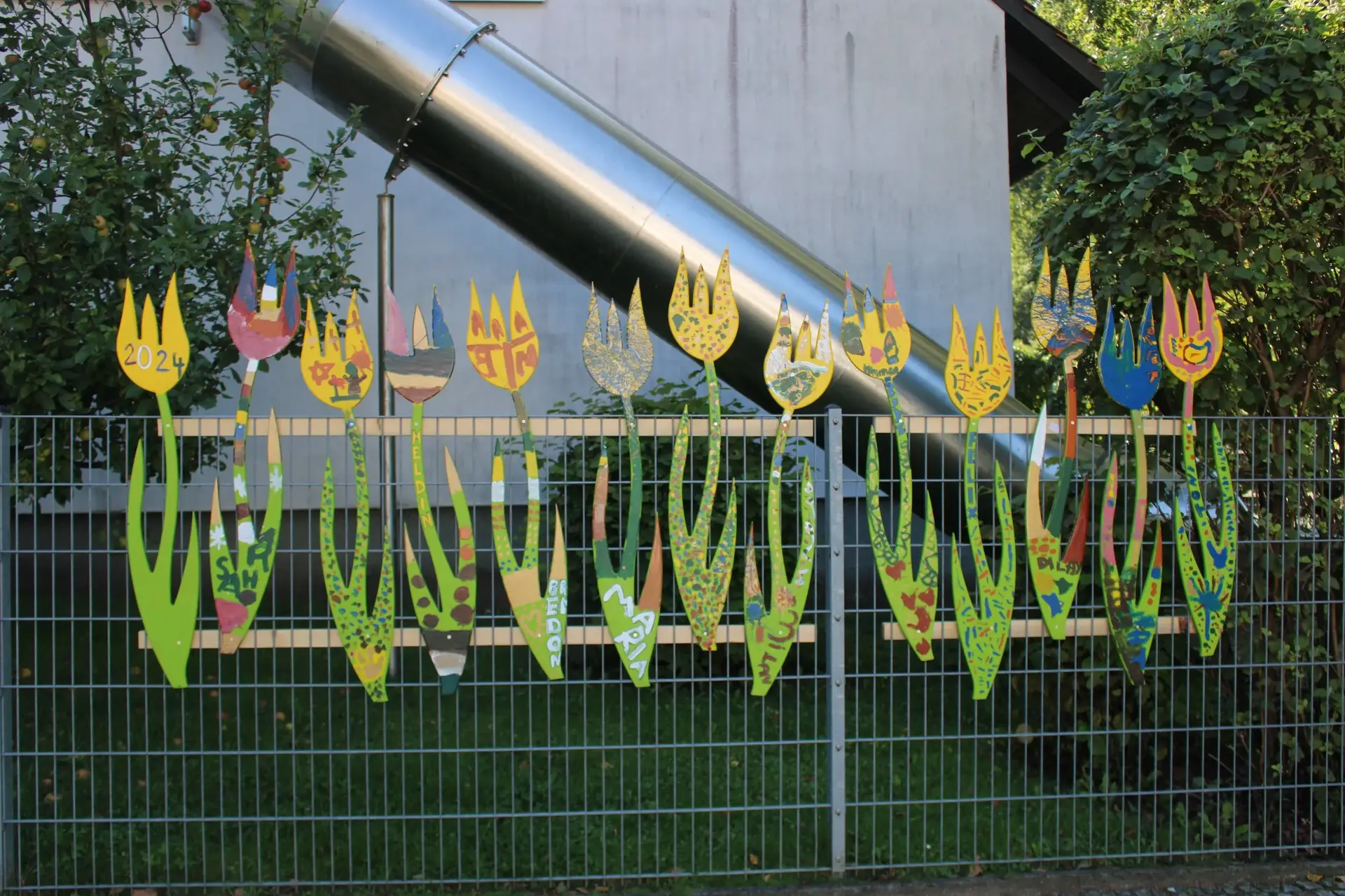Gebastelte Tulpen am Zaun