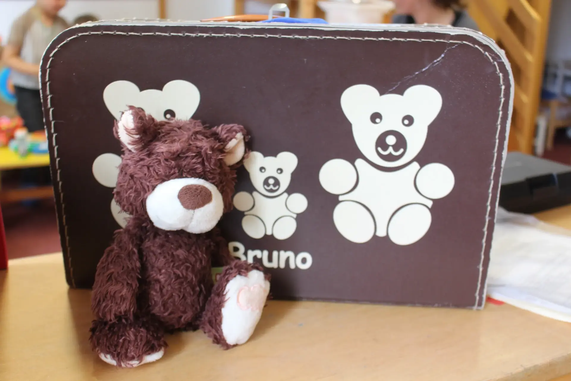Teddybär mit Kinderkoffer