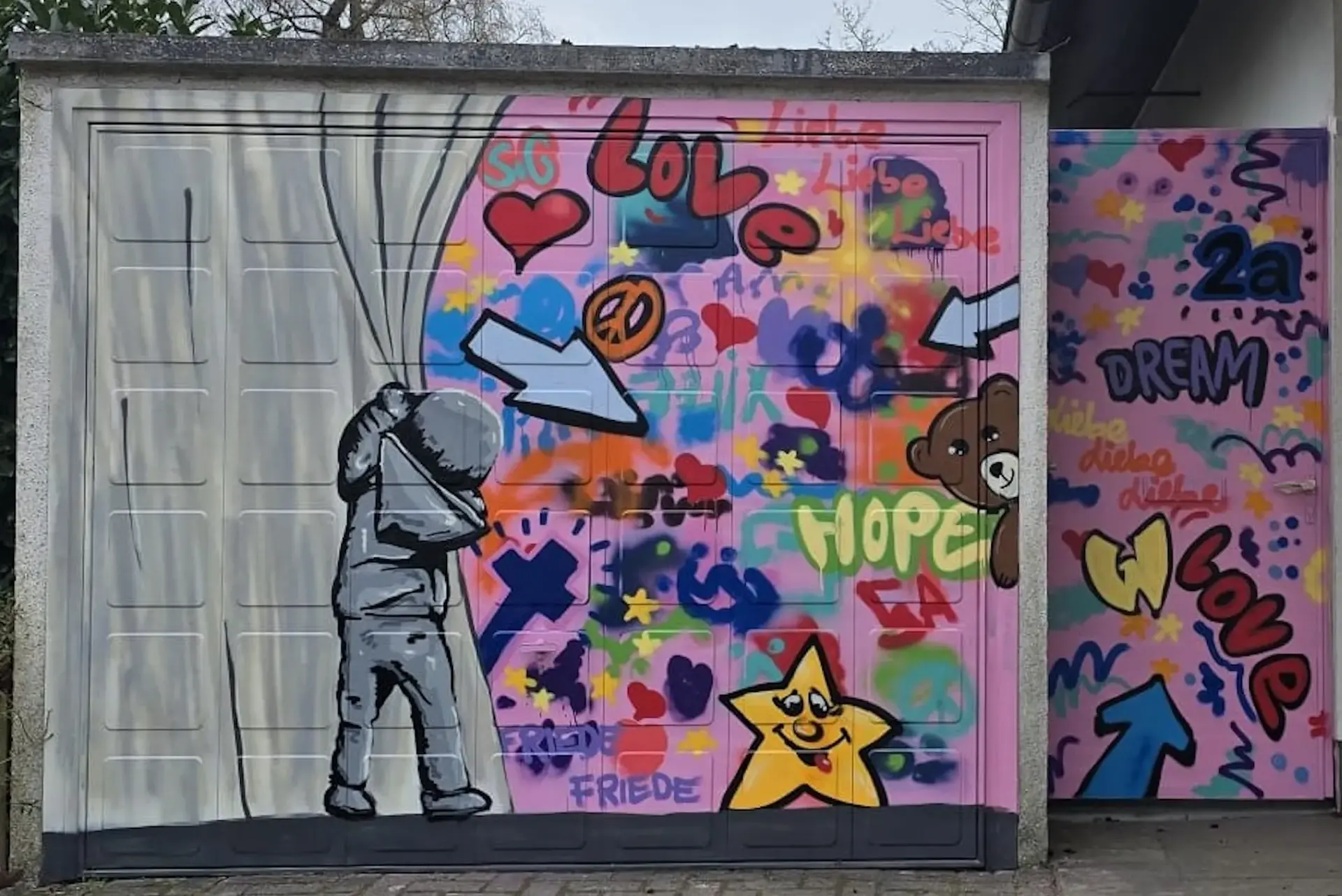 Mit Graffitti bunt gestalteter Eingangsbereich